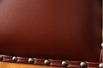 中古　美品　横浜クラシック家具　ダニエル(daniel)　ミッシェル　本革　クラシカルな雰囲気漂うデザインがおしゃれなレザーチェア2脚セット(ダイニングチェア、椅子、本革)(1脚定価約20万円)(R-063229)