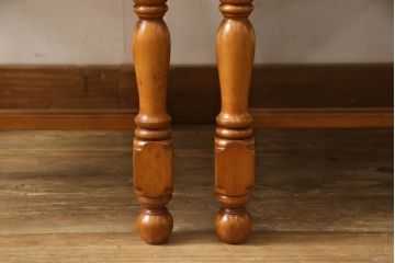 中古　美品　横浜クラシック家具　ダニエル(daniel)　ミッシェル　本革　クラシカルな雰囲気漂うデザインがおしゃれなレザーチェア2脚セット(ダイニングチェア、椅子、本革)(1脚定価約20万円)(R-063229)