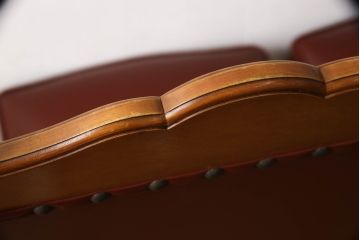 中古　美品　横浜クラシック家具　ダニエル(daniel)　ミッシェル　本革　クラシカルな雰囲気漂うデザインがおしゃれなレザーチェア2脚セット(ダイニングチェア、椅子、本革)(1脚定価約20万円)(R-063229)