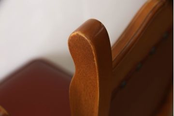 中古　美品　横浜クラシック家具　ダニエル(daniel)　ミッシェル　本革　クラシカルな雰囲気漂うデザインがおしゃれなレザーチェア2脚セット(ダイニングチェア、椅子、本革)(1脚定価約20万円)(R-063229)