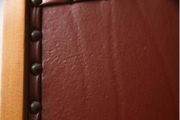中古　美品　横浜クラシック家具　ダニエル(daniel)　ミッシェル　本革　クラシカルな雰囲気漂うデザインがおしゃれなレザーチェア2脚セット(ダイニングチェア、椅子、本革)(1脚定価約20万円)(R-063229)