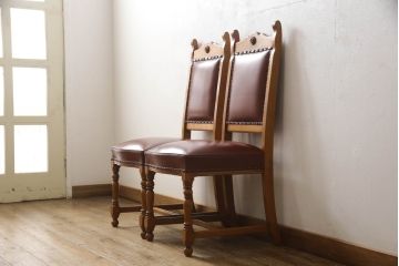 中古　美品　横浜クラシック家具　ダニエル(daniel)　ミッシェル　本革　クラシカルな雰囲気漂うデザインがおしゃれなレザーチェア2脚セット(ダイニングチェア、椅子、本革)(1脚定価約20万円)(R-063230)