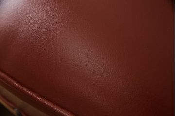 中古　美品　横浜クラシック家具　ダニエル(daniel)　ミッシェル　本革　クラシカルな雰囲気漂うデザインがおしゃれなレザーチェア2脚セット(ダイニングチェア、椅子、本革)(1脚定価約20万円)(R-063230)