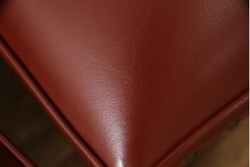 中古　美品　横浜クラシック家具　ダニエル(daniel)　ミッシェル　本革　クラシカルな雰囲気漂うデザインがおしゃれなレザーチェア2脚セット(ダイニングチェア、椅子、本革)(1脚定価約20万円)(R-063230)