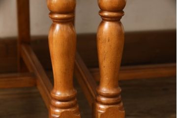 中古　美品　横浜クラシック家具　ダニエル(daniel)　ミッシェル　本革　クラシカルな雰囲気漂うデザインがおしゃれなレザーチェア2脚セット(ダイニングチェア、椅子、本革)(1脚定価約20万円)(R-063230)