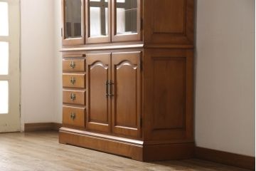 中古　美品　横浜クラシック家具　ダニエル(daniel)　クラシカルな雰囲気のお部屋づくりにおすすめなキャビネット(食器棚、収納棚、戸棚、カップボード)(R-063231)