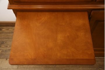 中古　美品　横浜クラシック家具　ダニエル(daniel)　クラシカルな雰囲気のお部屋づくりにおすすめなキャビネット(食器棚、収納棚、戸棚、カップボード)(R-063231)