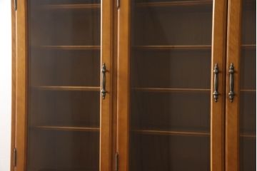中古　美品　横浜クラシック家具　ダニエル(daniel)　クラシカルな雰囲気のお部屋づくりにおすすめなキャビネット(食器棚、収納棚、戸棚、カップボード)(R-063231)