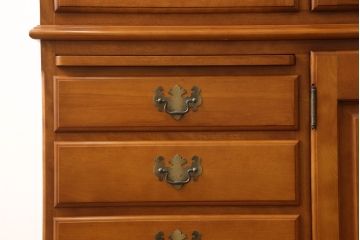 中古　美品　横浜クラシック家具　ダニエル(daniel)　クラシカルな雰囲気のお部屋づくりにおすすめなキャビネット(食器棚、収納棚、戸棚、カップボード)(R-063231)