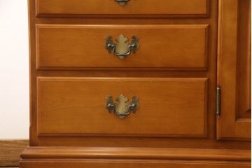 中古　美品　横浜クラシック家具　ダニエル(daniel)　クラシカルな雰囲気のお部屋づくりにおすすめなキャビネット(食器棚、収納棚、戸棚、カップボード)(R-063231)