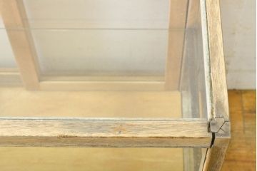 和製アンティーク　卓上　シンプルなデザインで取り入れやすい木枠ガラスケース(ショーケース、陳列棚、店舗什器、コレクションケース)(R-063233)