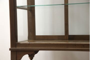 和製アンティーク　4枚引き戸が特徴的な脚付きガラスケース(ショーケース、飾り棚、陳列棚、店舗什器)(R-063235)