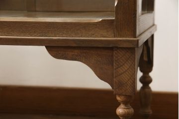 和製アンティーク　4枚引き戸が特徴的な脚付きガラスケース(ショーケース、飾り棚、陳列棚、店舗什器)(R-063235)