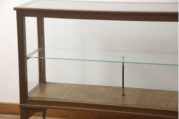 和製アンティーク　4枚引き戸が特徴的な脚付きガラスケース(ショーケース、飾り棚、陳列棚、店舗什器)(R-063235)