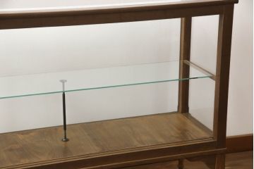 和製アンティーク　4枚引き戸が特徴的な脚付きガラスケース(ショーケース、飾り棚、陳列棚、店舗什器)(R-063235)
