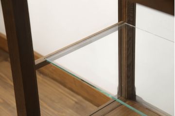 和製アンティーク　4枚引き戸が特徴的な脚付きガラスケース(ショーケース、飾り棚、陳列棚、店舗什器)(R-063235)