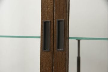 和製アンティーク　4枚引き戸が特徴的な脚付きガラスケース(ショーケース、飾り棚、陳列棚、店舗什器)(R-063235)