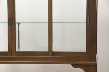 和製アンティーク　4枚引き戸が特徴的な脚付きガラスケース(ショーケース、飾り棚、陳列棚、店舗什器)(R-063235)