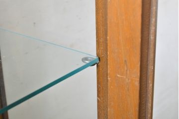 イギリスアンティーク　ウォールナット材　小振りなサイズが可愛らしい!!ガラス扉に優美な模様が描かれたキャビネット(ガラスケース、ショーケース、キュリオケース、飾り棚、収納棚、戸棚)(R-063237)