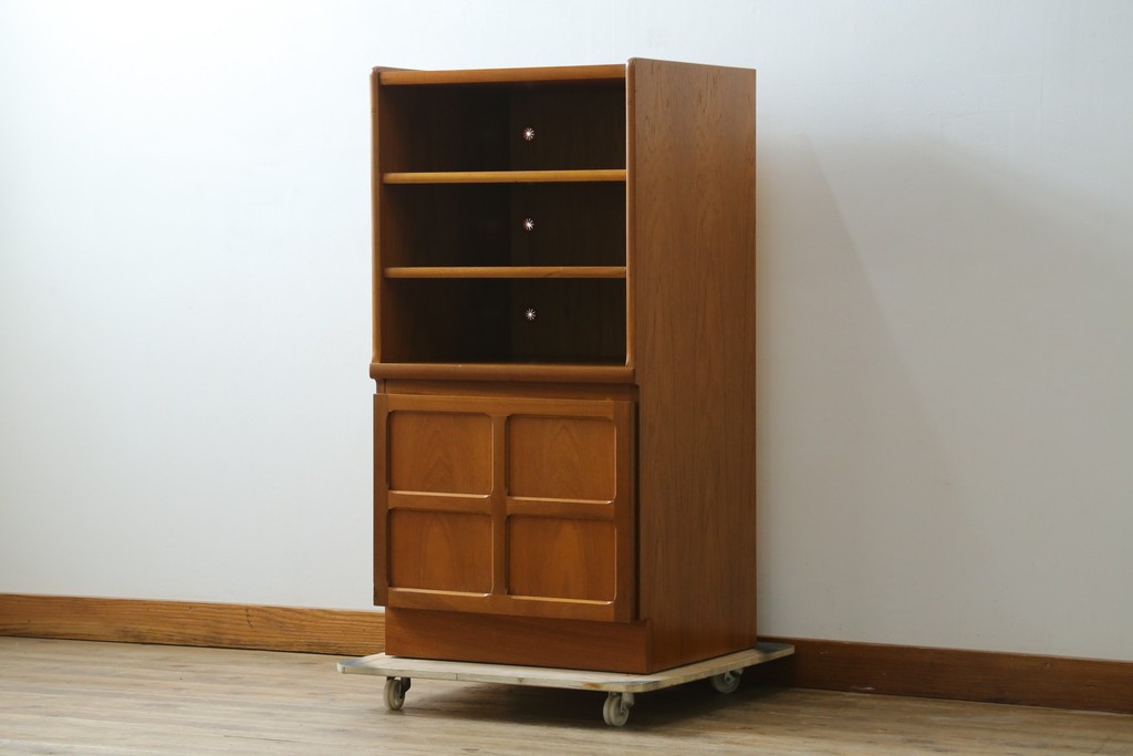 イギリスビンテージ　nathan(ネイサン)　スタイリッシュなデザインがお洒落なサイドキャビネット　(R-063240)