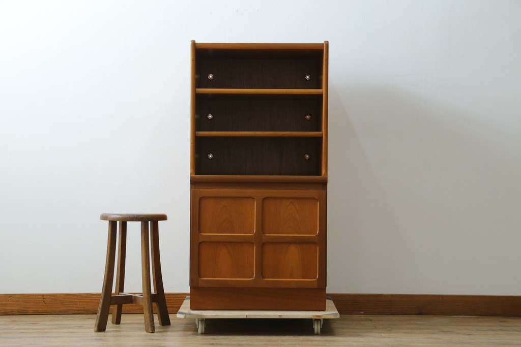 イギリスビンテージ　nathan(ネイサン)　スタイリッシュなデザインがお洒落なサイドキャビネット　(R-063240)