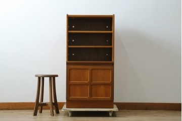 イギリスビンテージ　nathan(ネイサン)　スタイリッシュなデザインがお洒落なサイドキャビネット　(R-063240)