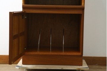 イギリスビンテージ　nathan(ネイサン)　スタイリッシュなデザインがお洒落なサイドキャビネット　(R-063240)