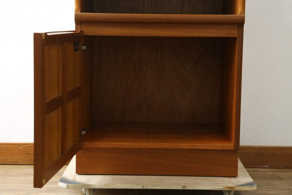 イギリスビンテージ　nathan(ネイサン)　スタイリッシュなデザインがお洒落なサイドキャビネット　(R-063240)