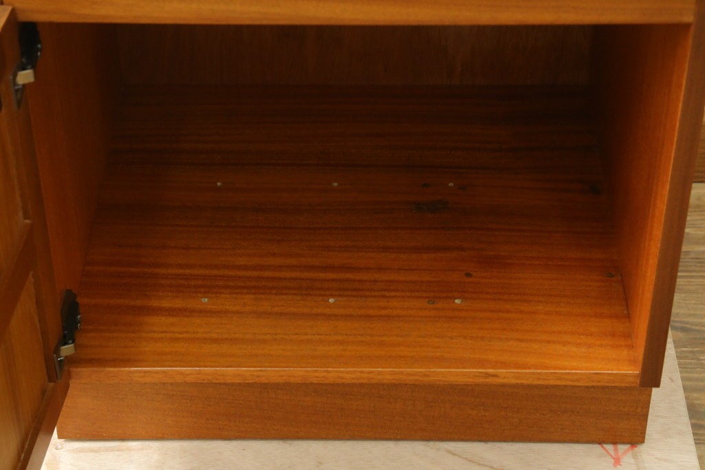 イギリスビンテージ　nathan(ネイサン)　スタイリッシュなデザインがお洒落なサイドキャビネット　(R-063240)