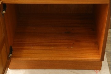 イギリスビンテージ　nathan(ネイサン)　スタイリッシュなデザインがお洒落なサイドキャビネット　(R-063240)