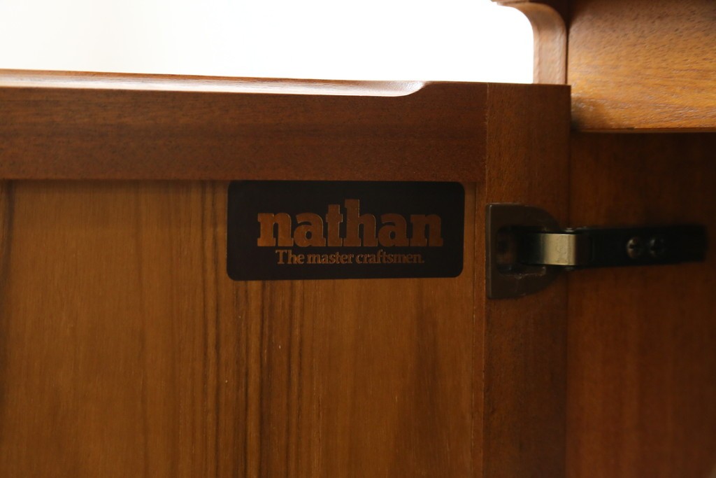 イギリスビンテージ　nathan(ネイサン)　スタイリッシュなデザインがお洒落なサイドキャビネット　(R-063240)