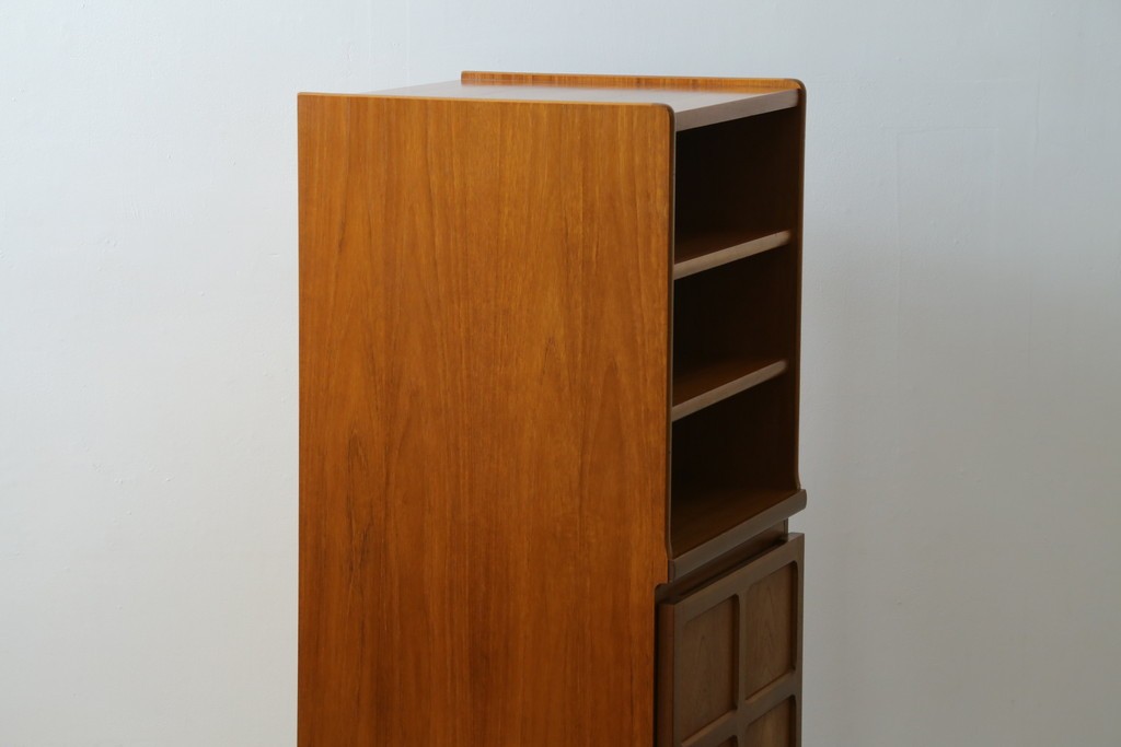 イギリスビンテージ　nathan(ネイサン)　スタイリッシュなデザインがお洒落なサイドキャビネット　(R-063240)