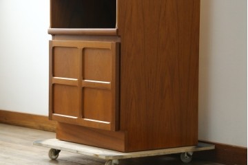 イギリスビンテージ　nathan(ネイサン)　スタイリッシュなデザインがお洒落なサイドキャビネット　(R-063240)