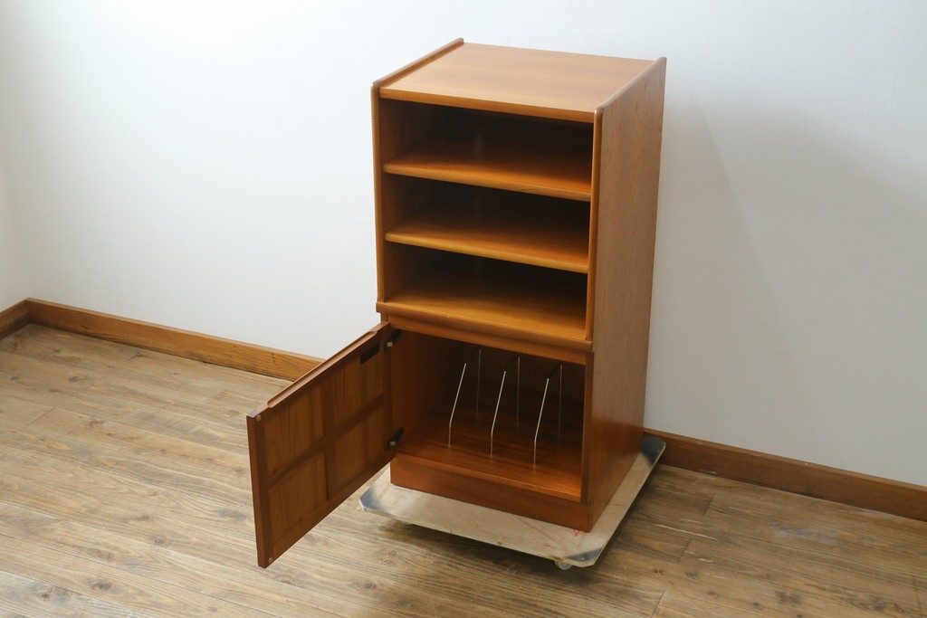 イギリスビンテージ　nathan(ネイサン)　スタイリッシュなデザインがお洒落なサイドキャビネット　(R-063240)