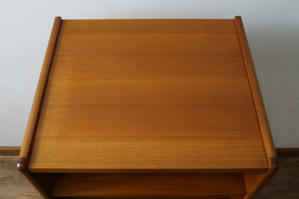 イギリスビンテージ　nathan(ネイサン)　スタイリッシュなデザインがお洒落なサイドキャビネット　(R-063240)