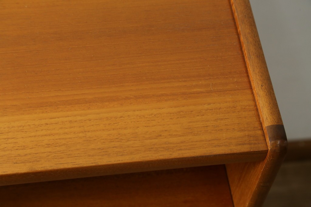 イギリスビンテージ　nathan(ネイサン)　スタイリッシュなデザインがお洒落なサイドキャビネット　(R-063240)