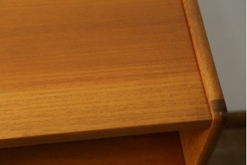 イギリスビンテージ　nathan(ネイサン)　スタイリッシュなデザインがお洒落なサイドキャビネット　(R-063240)