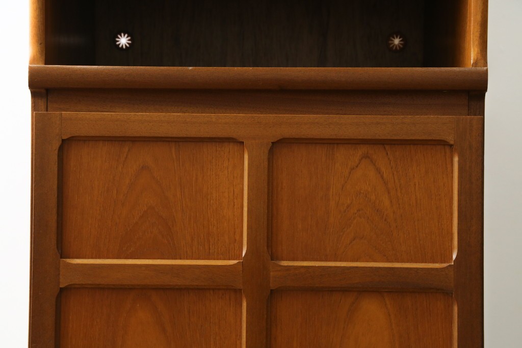 イギリスビンテージ　nathan(ネイサン)　スタイリッシュなデザインがお洒落なサイドキャビネット　(R-063240)