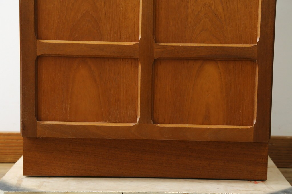 イギリスビンテージ　nathan(ネイサン)　スタイリッシュなデザインがお洒落なサイドキャビネット　(R-063240)