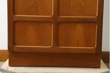 イギリスビンテージ　nathan(ネイサン)　スタイリッシュなデザインがお洒落なサイドキャビネット　(R-063240)