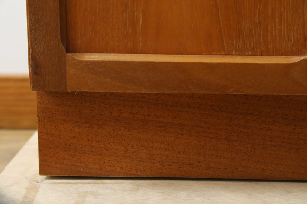 イギリスビンテージ　nathan(ネイサン)　スタイリッシュなデザインがお洒落なサイドキャビネット　(R-063240)