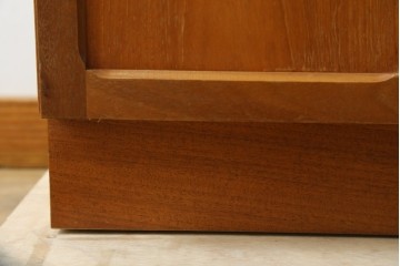 イギリスビンテージ　nathan(ネイサン)　スタイリッシュなデザインがお洒落なサイドキャビネット　(R-063240)