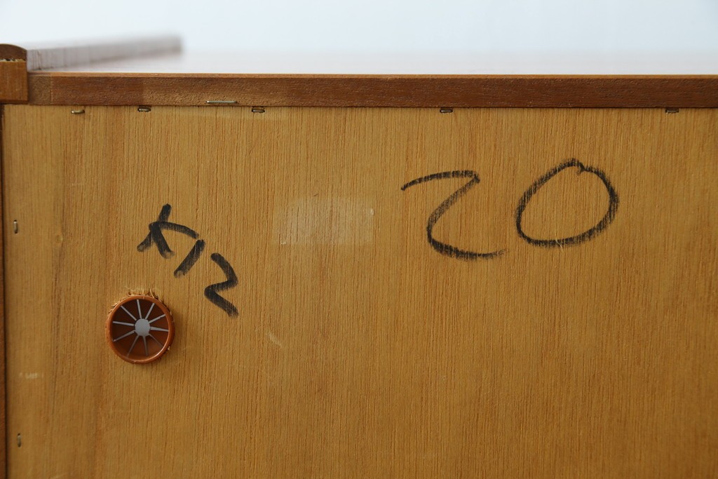 イギリスビンテージ　nathan(ネイサン)　スタイリッシュなデザインがお洒落なサイドキャビネット　(R-063240)