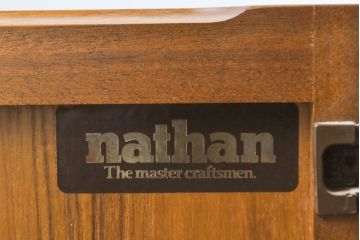 イギリスビンテージ　nathan(ネイサン)　スタイリッシュなデザインがお洒落なサイドキャビネット(収納棚、戸棚、レコードラック、ヴィンテージ)(R-063240)