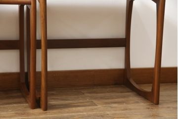 イギリスビンテージ　北欧スタイル　G-PLAN(ジープラン)　温かみのある木味が魅力のネストテーブル(サイドテーブル、カフェテーブル、ヴィンテージ)(R-063242)