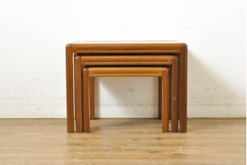 デンマークビンテージ　チーク材　丸みのあるデザインが柔らかい印象を与えるネストテーブル(サイドテーブル、カフェテーブル、ヴィンテージ)(R-063247)