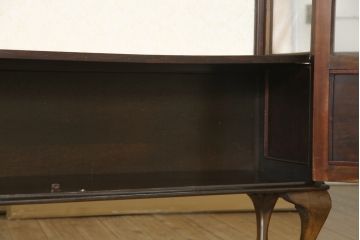 イギリスアンティーク　マホガニー材　クロウ&ボールの脚がクラシカルな雰囲気を高めるキャビネット(ショーケース、戸棚、収納棚、飾り棚、ガラスケース)(R-063249)
