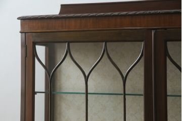 イギリスアンティーク　マホガニー材　クロウ&ボールの脚がクラシカルな雰囲気を高めるキャビネット(ショーケース、戸棚、収納棚、飾り棚、ガラスケース)(R-063249)