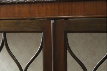 イギリスアンティーク　マホガニー材　クロウ&ボールの脚がクラシカルな雰囲気を高めるキャビネット(ショーケース、戸棚、収納棚、飾り棚、ガラスケース)(R-063249)