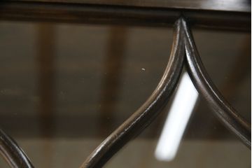イギリスアンティーク　マホガニー材　クロウ&ボールの脚がクラシカルな雰囲気を高めるキャビネット(ショーケース、戸棚、収納棚、飾り棚、ガラスケース)(R-063249)